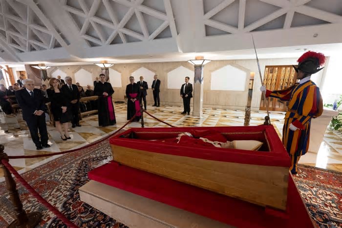 Entenda os símbolos nas primeiras imagens do papa Francisco em seu caixão