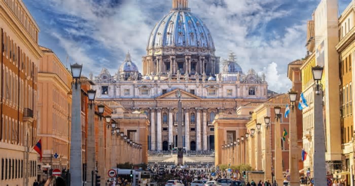 Basílica de São Pedro reabre para fiéis darem adeus ao papa Francisco