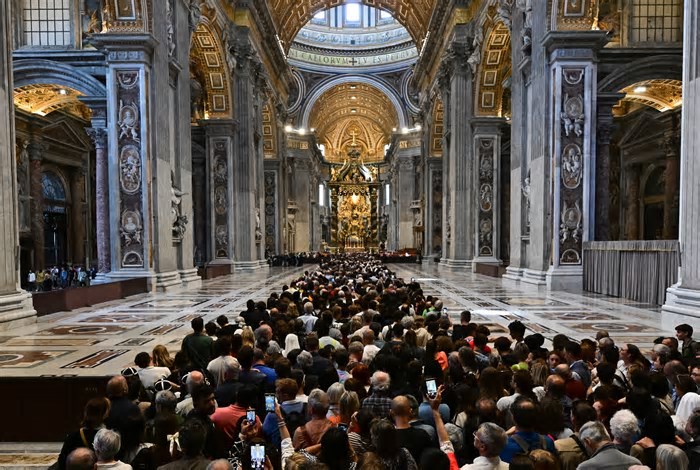 Multidão comove o vaticano: mais de 60 mil fiéis prestam homenagens ao Papa Francisco