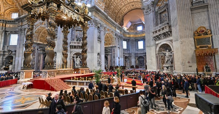 Velório do papa Francisco: Vaticano deixa basílica aberta durante a noite