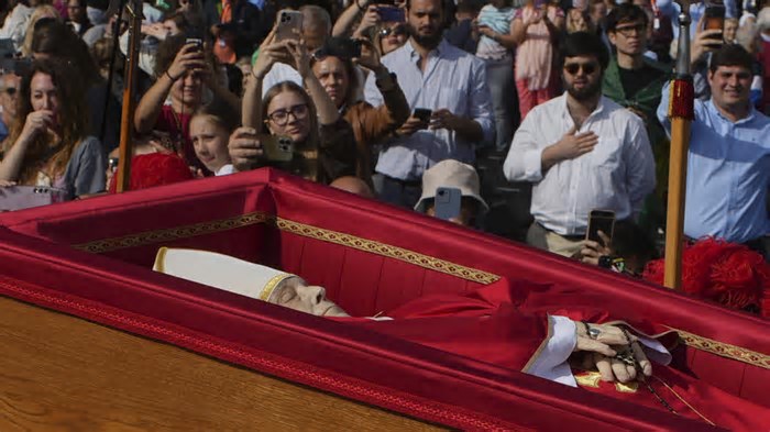 Milhares de fiéis se despedem do papa em Roma; Vaticano cogita prolongar velório