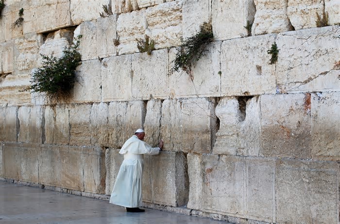 Baixa representação de Israel no funeral do papa segue declínio nas relações