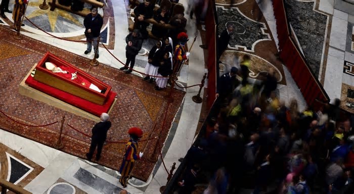 Dezenas de milhares de fiéis prestaram homenagem ao Papa desde quarta-feira