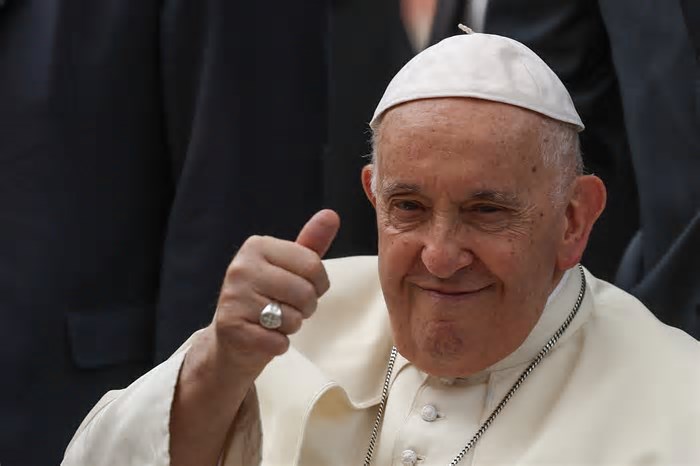 Sobrinhos do Papa Francisco sem dinheiro para ir ao funeral conseguem bilhete para Roma graças a “pequeno milagre” solidário