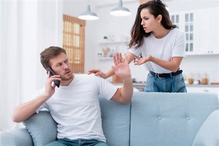 10 principais brigas que casais têm sobre tecnologia — já discutiu uma delas?