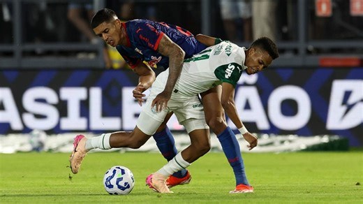 Palmeiras vence Bragantino e dispara na liderança do Brasileirão