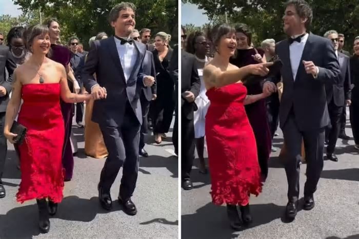 Wagner Moura dança frevo com a esposa ao chegar em Cannes