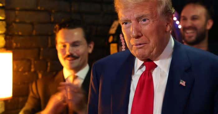 Jantares exclusivos, doações milionárias e criptomoedas na Casa Branca: Trump está a rentabilizar a Presidência “em tempo real”