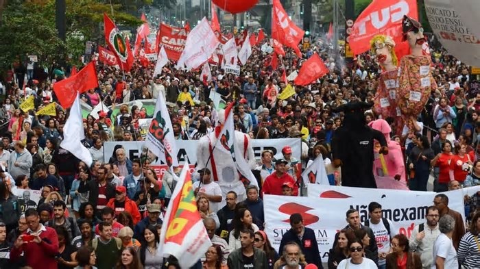 Centrais sindicais realizam atos e shows no 1º de Maio em todo o país