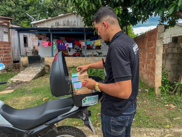Brasileia humaniza serviço de saúde ao entregar remédios na casa de pacientes