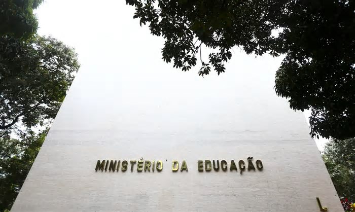 Academia de Ciência publica nota contra cortes de universidades federais no governo Lula