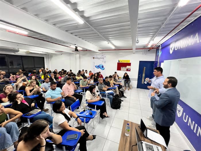 Vereador Erich Douglas aborda legislação eleitoral e sustentabilidade durante evento em universidades