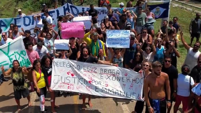 Protesto por justiça para ambulante baleado por delegado interdita única rodovia de Fernando de Noronha por mais de nove horas; VÍDEO