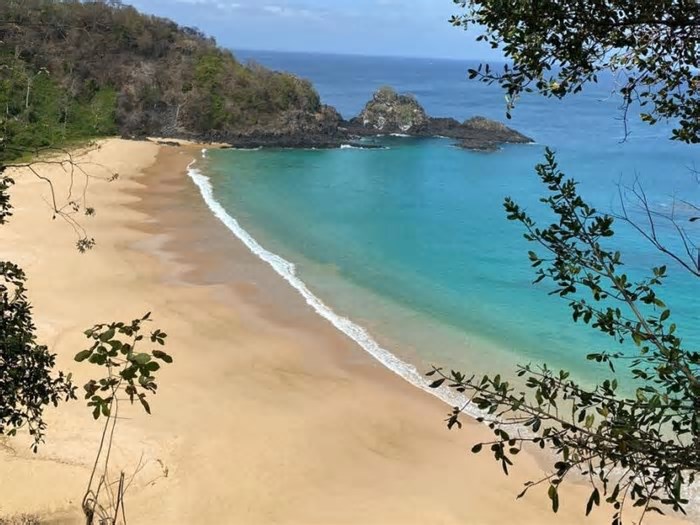 Praia de Fernando de Noronha é eleita uma das 50 melhores do mundo; veja ranking