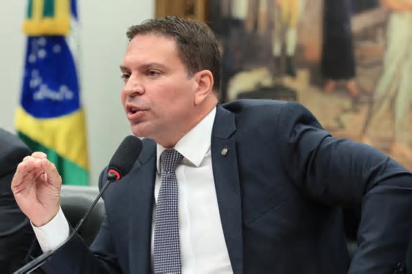 Moraes determina suspensão parcial da ação do golpe contra Ramagem