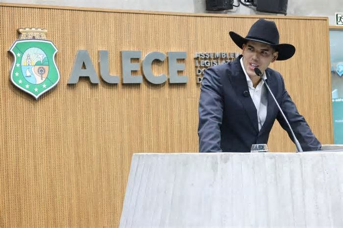 Zé Vaqueiro canta toada em sessão na Assembleia Legislativa do Ceará em homenagem à vaquejada; veja
