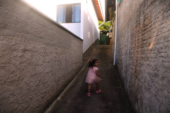 EUA deportam menina americana de 2 anos para o Brasil com seus pais