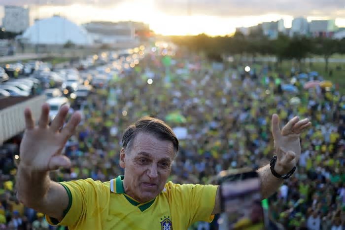 Bolsonaro participa de ato em Brasília em defesa de anistia apesar de recomendação médica