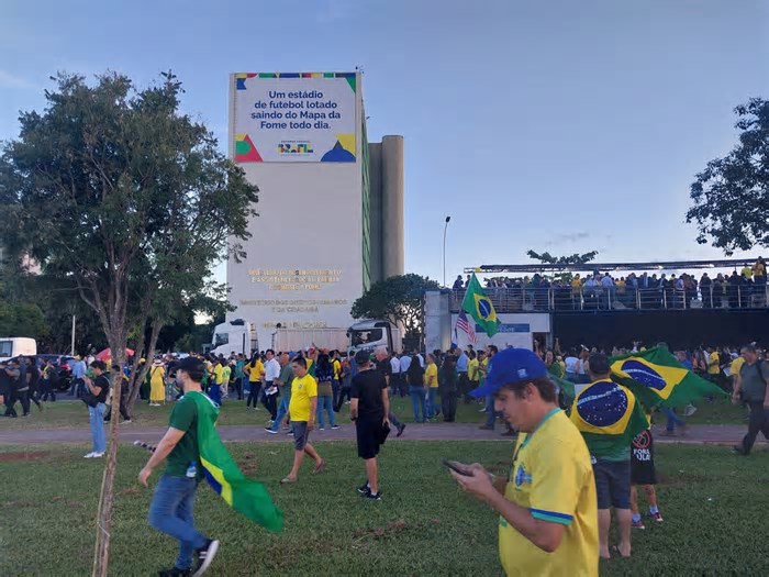 Pressão em Motta, elogio a Fux e vice do DF em selfies marcam ato bolsonarista por anistia