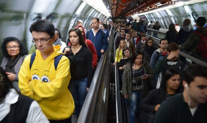Falha no Metrô de São Paulo causa lentidão; estações estão lotadas
