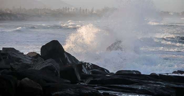 Florianópolis com ressaca: capital entra em alerta para mar agitado e ondas de até 4 metros