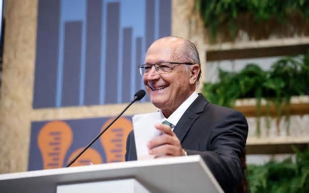 Alckmin participa da reabertura da fábrica da Coca-Cola em Porto Alegre após enchentes