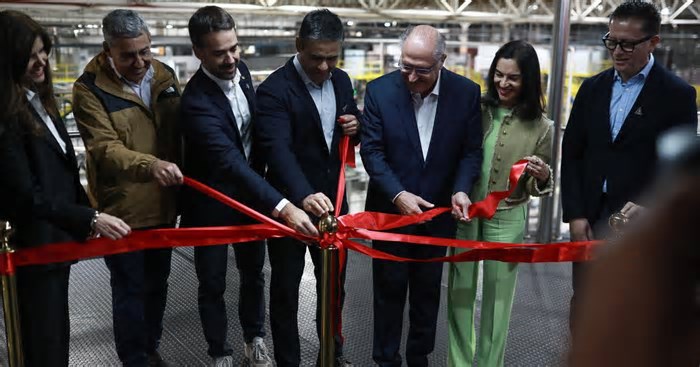 Com presença de Geraldo Alckmin, Coca-Cola reabre fábrica em Porto Alegre e anuncia investimentos de R$ 200 milhões no RS