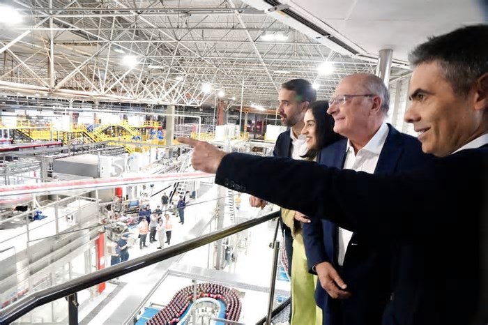 Com reforma de R$ 675 milhões após enchente, unidade da Coca-Cola retoma operação completa em Porto Alegre
