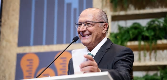 Alckmin participa da reabertura da fábrica da Coca-Cola em Porto Alegre após enchentes