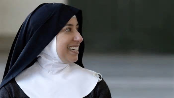 Quem é Aline Ghammachi, a brasileira “bonita demais para ser freira”