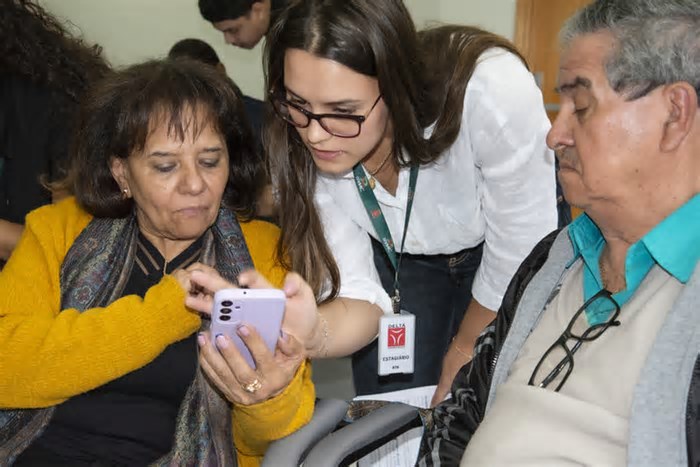 Aula de inclusão digital motiva idosos interessados em saber usar a tecnologia disponível nos celulares