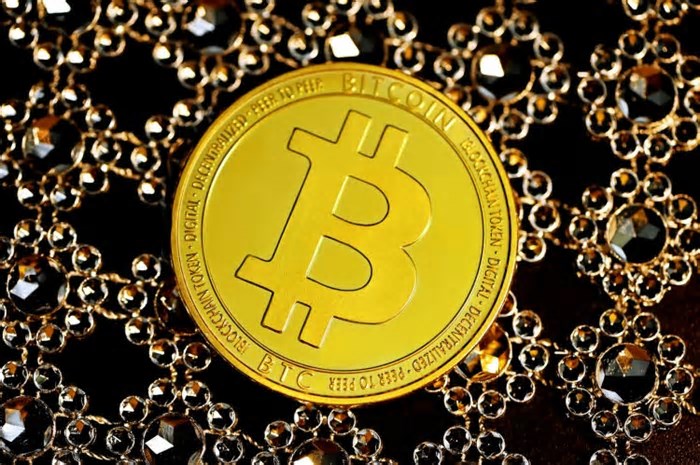 Bitcoin atinge máxima histórica com reações mistas de grandes investidores – Qual é o sinal do mercado?
