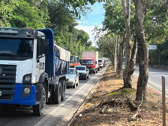 Revitalização da Avenida do Turismo gera congestionamentos e críticas sobre o horário das obras
