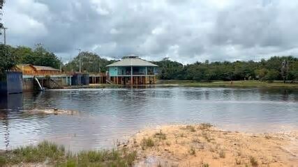 Em Cruzeiro do Sul, banhistas aproveitam balneário ponto turístico para pescar: 'tira-gosto'