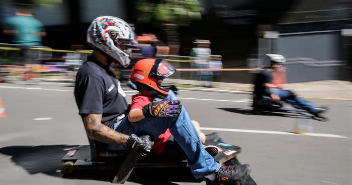 Competição reúne apaixonados por carrinhos de lomba em Caxias do Sul; veja fotos