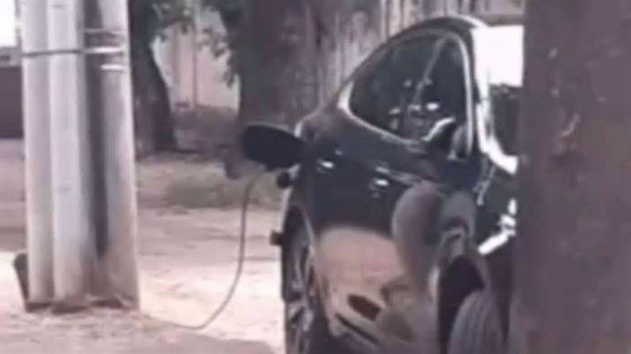 Motorista faz ligação elétrica clandestina em poste para carregar carro no Brasil