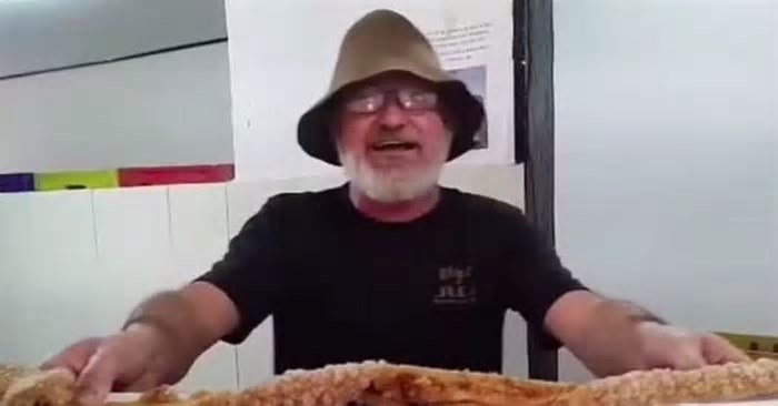 Bar de Belo Horizonte viraliza nas redes com 'maior torresmo do Brasil'