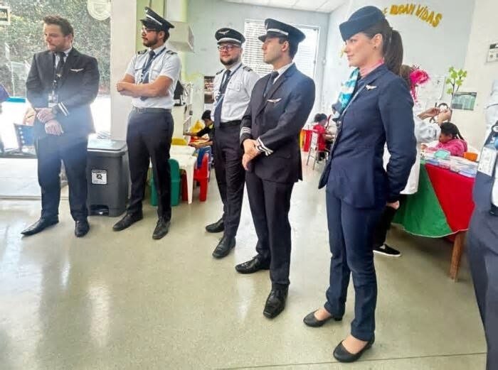 Além dos céus: pilotos e comissários da Azul visitam crianças em tratamento em hospital de Belo Horizonte