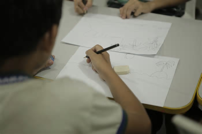 Crianças da rede pública participam de oficinas de cinema de animação em sala de aula