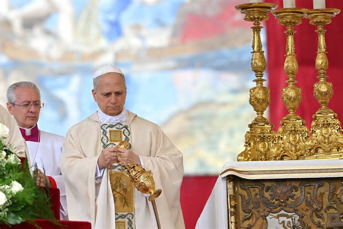Papa Leão XIV critica economia que 'explora os recursos da terra e marginaliza os mais pobres' em missa inaugural de papado