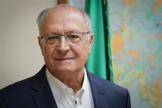 Alckmin deixa 1ª missa do papa e apela para BC cortar taxa de juros