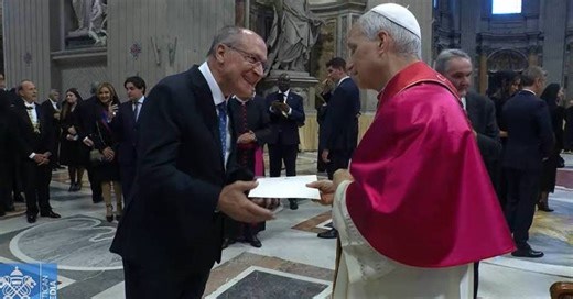 Alckmin dá presente ao papa Leão XIV durante visita ao Vaticano