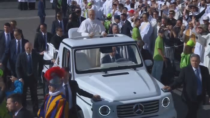 Leão XIV anda pela primeira vez de papamóvel elétrico; conheça o carro