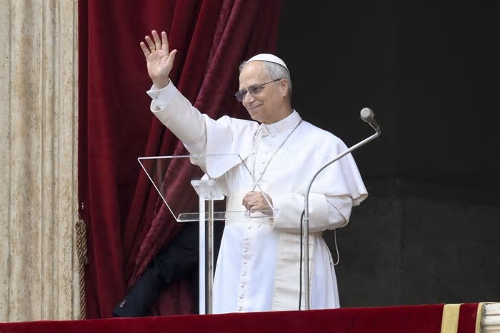 Papa Leão XIV recebe Zelensky após missa do início de seu pontificado