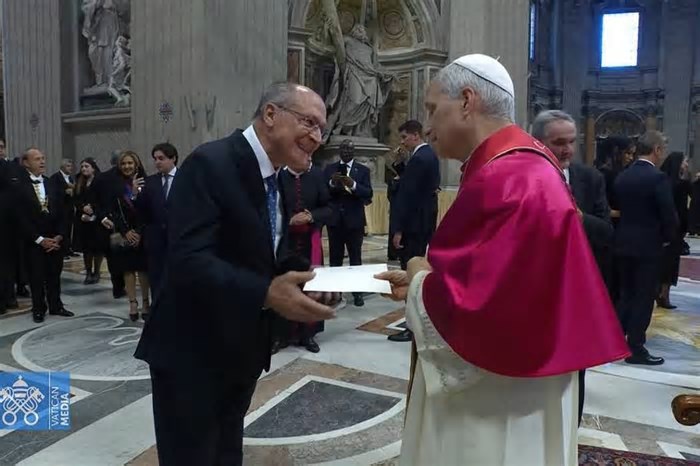Alckmin se encontra com papa Leão XIV e entrega convite para a COP30