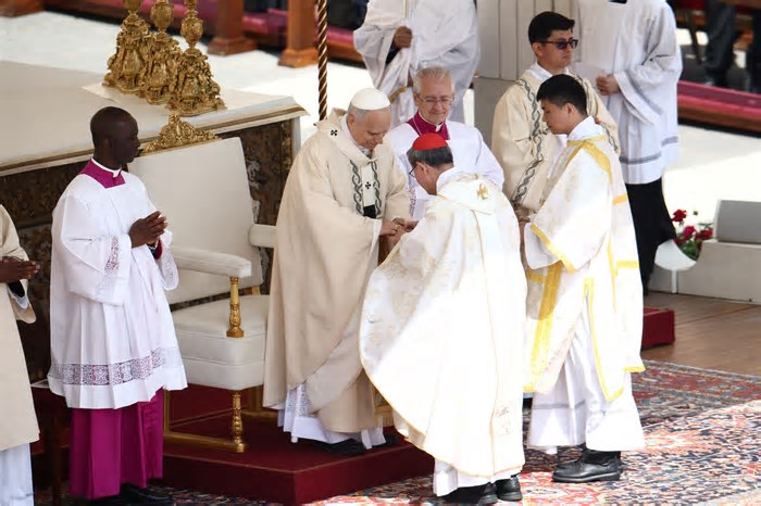 Pálio e Anel do Pescador: entenda simbologia dos itens recebidos por papa Leão XIV durante missa inaugural