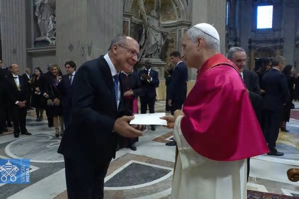 Geraldo Alckmin entrega ao Papa Leão XIV convite para a COP30