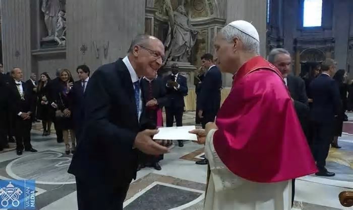 Alckmin entrega ao Papa convite para visitar o Brasil durante a COP30