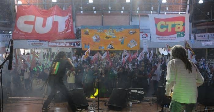 Centrais sindicais unem ato político e música no Dia do Trabalhador em Porto Alegre