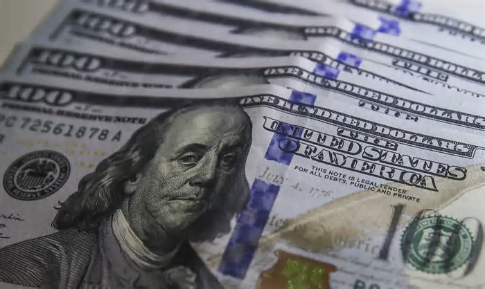Dólar aproxima-se de R$ 5,70 com incertezas sobre IOF
